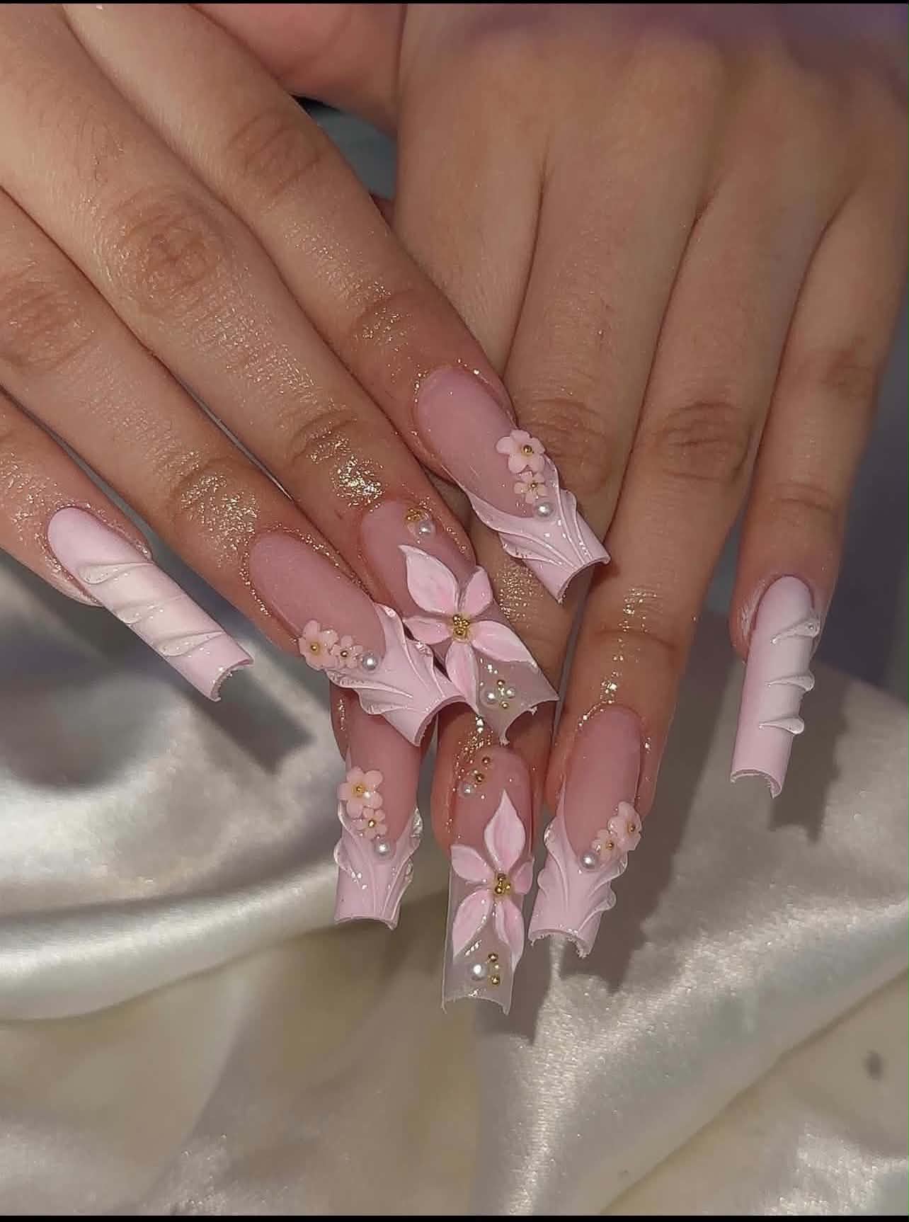 Rosafarbene Nägel mit Blumenmuster