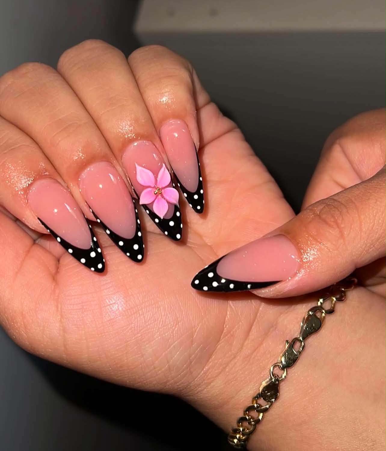 Schwarze Nägel mit Blumenmuster